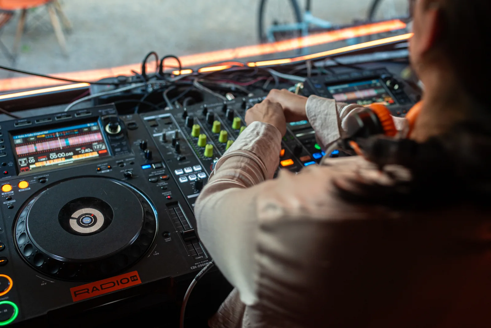 DJ ajustando el mixer y los CDJs en Radio28